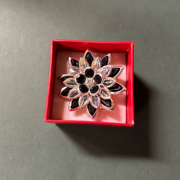 Avon Flower Pin - Picture 2 of 5